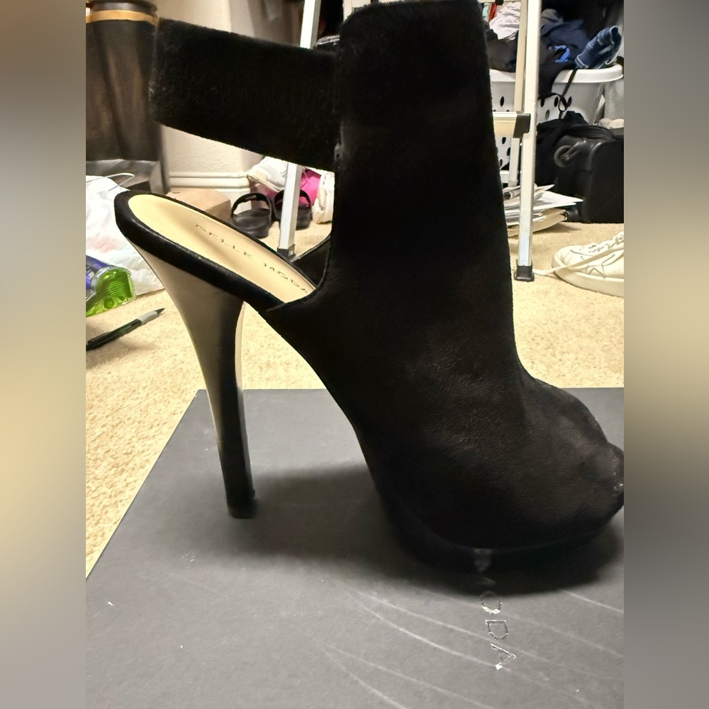 Pelle Moda size 7.5 women’s black peep toe suede booties - Picture 2 of 7